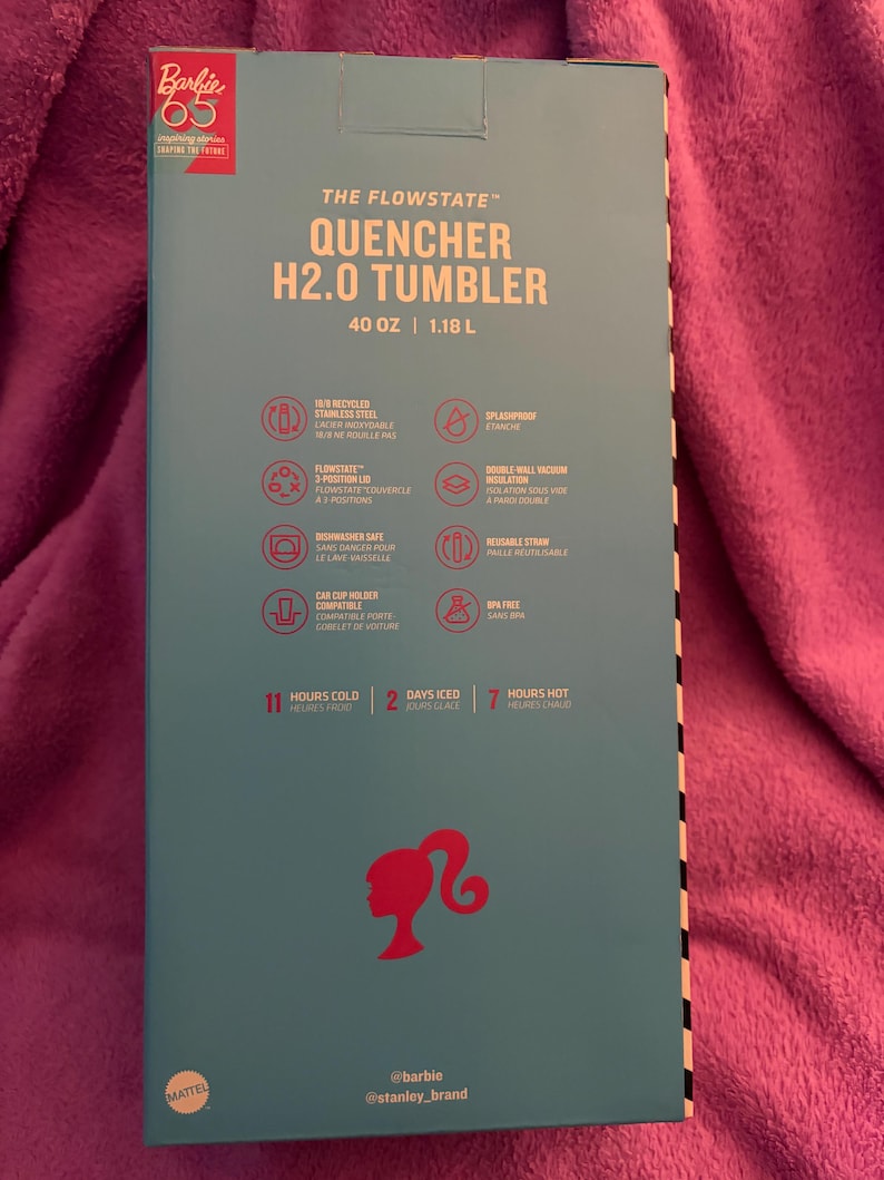Puede incluir: Caja turquesa para un vaso Quencher H2.0 con tem&aacute;tica de Barbie. La caja presenta el logotipo de Barbie, detalles del producto e iconos que indican caracter&iacute;sticas como la seguridad en el lavavajillas y materiales sin BPA. El vaso contiene 1,18 L.