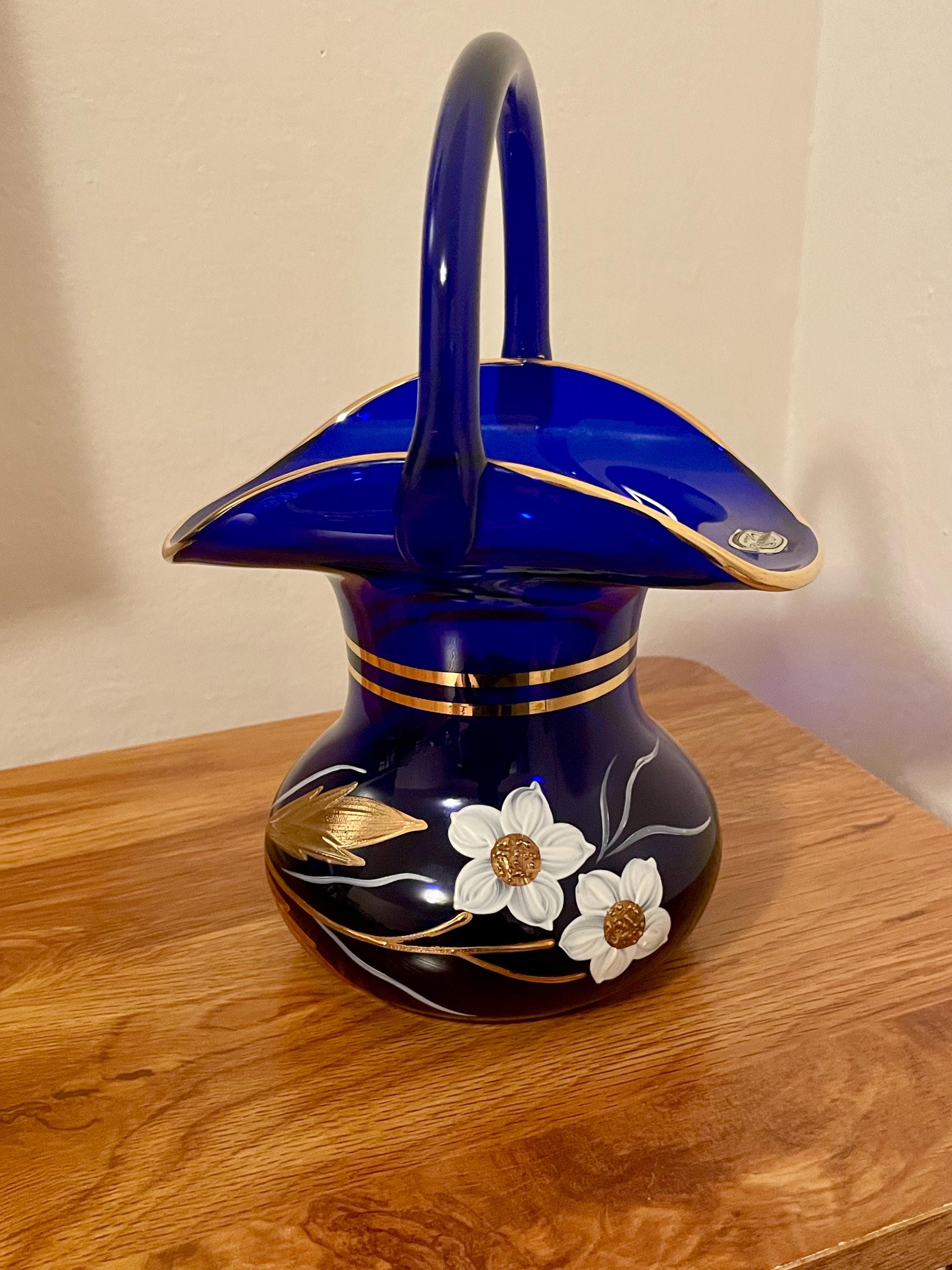 ボヘミアクリスタルのコバルトブルーの花瓶（花が描かれています
