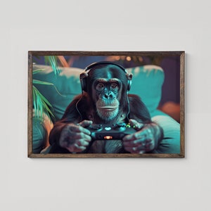 Puede incluir: Un chimpancé con auriculares y sosteniendo un mando de videojuegos. El chimpancé está sentado en un sofá azul en una habitación con poca luz.