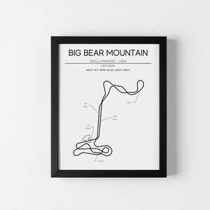 Könnte beinhalten: Schwarzweiß-Linienkunst-Druck der Big Bear Mountain-Achterbahn in Dollywood in Pigeon Forge, Tennessee, USA. Der Druck enthält den Namen der Fahrt, den Standort sowie die Höhe, Geschwindigkeit und Länge der Fahrt.