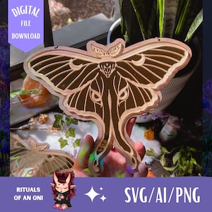 Puede incluir: Un diseño detallado en forma de polilla marrón. La imagen incluye el texto "DIGITAL FILE DOWNLOAD" y "SVG/AI/PNG". El diseño se sostiene frente a una ventana con plantas y otros elementos decorativos. El diseño es un archivo digital.
