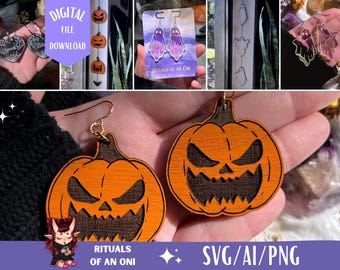 Puede incluir: Un par de pendientes de calabaza naranja con una cara de calabaza tallada. Los pendientes están hechos de madera y tienen un aspecto rústico y artesanal. Los pendientes se muestran en la mano de una persona, con el fondo desenfocado.