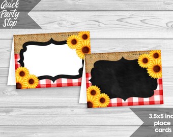 Puede incluir: Dos tarjetas de lugar de 3,5 x 5 pulgadas con un fondo de arpillera y cuadros rojos. Cada tarjeta tiene un marco negro con un espacio en blanco para escribir un nombre. Las tarjetas están decoradas con girasoles.