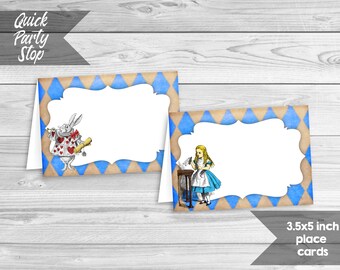 Puede incluir: Dos tarjetas de lugar con temática de Alicia en el País de las Maravillas. Cada tarjeta mide 3,5x5 pulgadas y presenta un patrón de diamantes azules y marrones con un borde blanco. Una tarjeta presenta al Conejo Blanco sosteniendo un reloj de bolsillo y la otra tarjeta presenta a Alicia sosteniendo una taza de té.