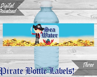 Może przedstawiać: Trzy drukowane etykiety na butelki z wodą z kreskówkowym piratem, złotymi monetami i tekstem "Sea Water".