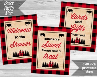 Puede incluir: Tres letreros imprimibles de 20,3 x 25,4 cm con un tema rústico. Cada letrero tiene un borde a cuadros de búfalo rojo y negro. Los letreros dicen "Welcome to the Shower", "Babies are Sweet, Please take a treat" y "Cards and Gifts, Thank you!"