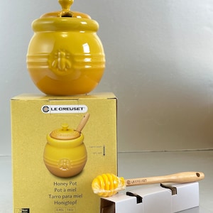 Le Creuset Stoneware Honey Pot with Lid & Silicone Dipper ~ Dijon Mustard Yellow ~ 16oz ~ NIB