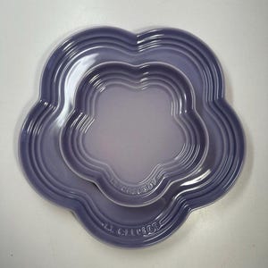 Le Creuset Stoneware Flower Plates Dinner and Appetizer Plate Blue Bell Purple Provence ~ Set of 2pc ~ NWT