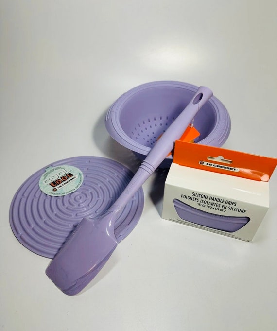 Le Creuset Powder Purple Silicone Berry Colander Spatula Trivet Handle Grips  Set of Two Blue Bell Purple / Provence Matching Set NWT 