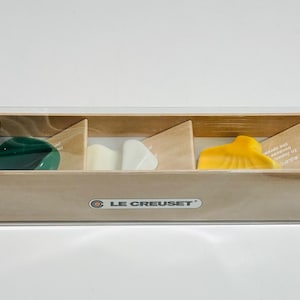 Le Creuset-set voor eetstokjes, set van 5 kersenrood en marineblauw, nieuw in doos