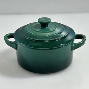 2 juegos Le Creuset Mini Cocotte Gres para hornear Artichaut Green Kitchen Bake NWT