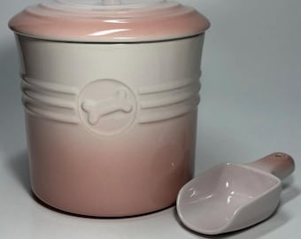 Recipiente para comida de mascotas de cerámica Le Creuset con tapa y cuchara (rosa concha) Nuevo Testamento