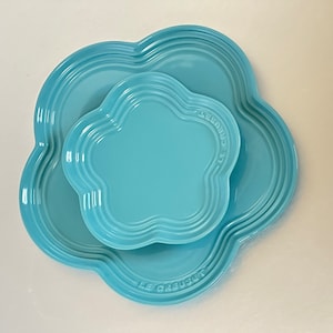 Le Creuset Stoneware Flower Dinner Plate and Dessert Plate Turquoise Blue Plate Plates Set of 2 NWT