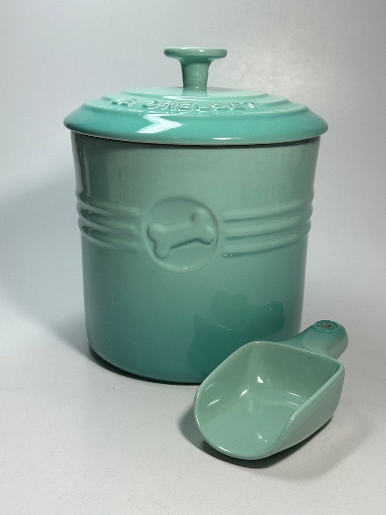 Le Creuset Stoneware Pet Food Container W/ Lid and Scoop cool Mint NWT