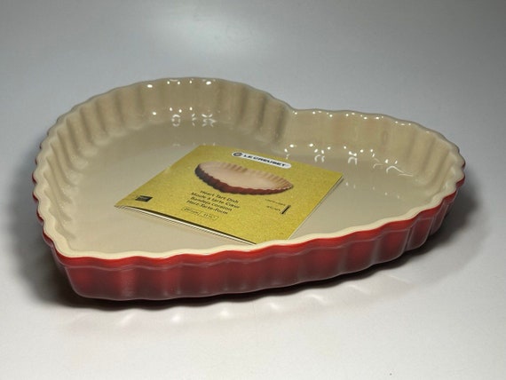 Le Creuset Stoneware Fluted Heart Tart Pie Baking Dish Cherry Red 11.5  Stoneware Bakeware Kitchen Bake NWT 