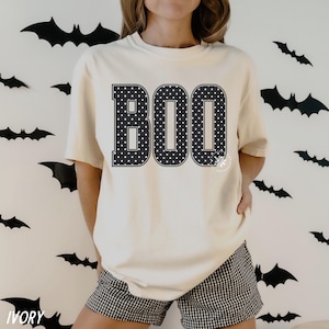 Camiseta Boo Halloween Comfort Colors®, linda camiseta de Halloween para mujer, camiseta para fiesta espeluznante, camiseta con ambiente espeluznante, camiseta gráfica Boo de lunares para otoño imagen 4
