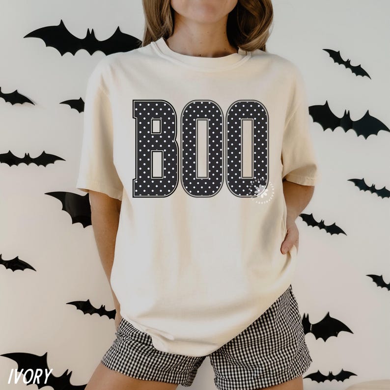 Camiseta Boo Halloween Comfort Colors®, linda camiseta de Halloween para mujer, camiseta para fiesta espeluznante, camiseta con ambiente espeluznante, camiseta gráfica Boo de lunares para otoño imagen 4
