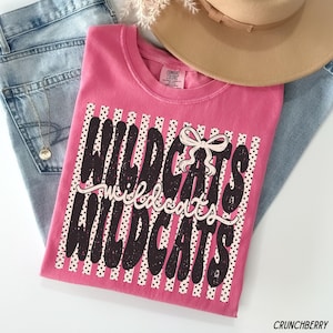 Camiseta Comfort Colors® Wildcats, camiseta Wildcats de rayas estilo preppy con lunares, camiseta Wildcats para el día del partido, camiseta con la mascota Wildcat, Coquette Wildcats