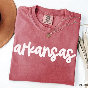 Camiseta Arkansas Comfort Colors, Viajes a Arkansas, Camisetas de Arkansas para mujer, Viaje de chicas a Arkansas, Camiseta de Arkansas, Camiseta de Arkansas para mujer