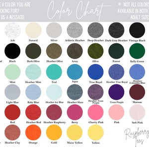 Pu&ograve; includere: Tabella colori che mostra una variet&agrave; di colori di magliette, tra cui bianco, nero, rosso, blu, verde e molte tonalit&agrave; di melange. La tabella &egrave; etichettata "Color Chart" e include il testo "* NOT ALL COLORS ARE AVAILABLE IN BOTH YOUTH & ADULT SIZES".