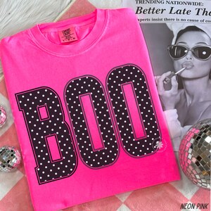 Camiseta Boo Halloween Comfort Colors®, linda camiseta de Halloween para mujer, camiseta para fiesta espeluznante, camiseta con ambiente espeluznante, camiseta gráfica Boo de lunares para otoño imagen 2