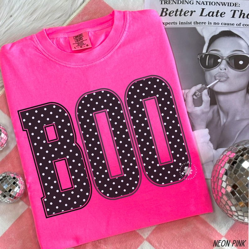 Camiseta Boo Halloween Comfort Colors®, linda camiseta de Halloween para mujer, camiseta para fiesta espeluznante, camiseta con ambiente espeluznante, camiseta gráfica Boo de lunares para otoño imagen 2
