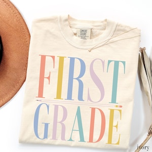Camiseta Comfort Colors® para maestras de primer grado, camiseta para maestras de primer grado, camisetas para el equipo de maestras de primer grado, regalo para maestras principiantes.