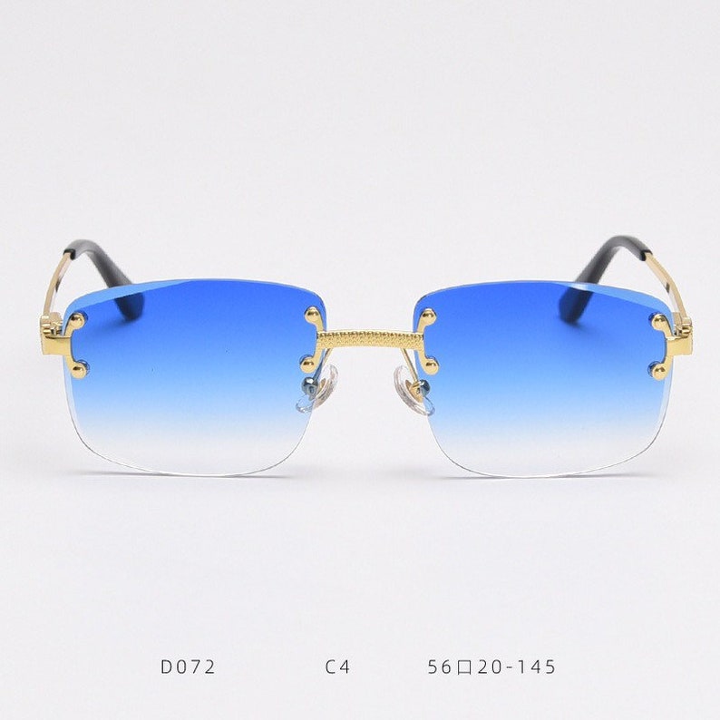 Puede incluir: Gafas de sol azules con degradado, montura cuadrada y bordes dorados. Las gafas tienen una etiqueta D072 C4 56□20-145.