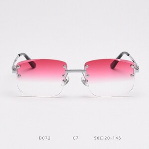Puede incluir: Gafas de sol con montura plateada y lentes degradados de rosa a transparente. Las gafas tienen una etiqueta D072 C7 56□20-145.