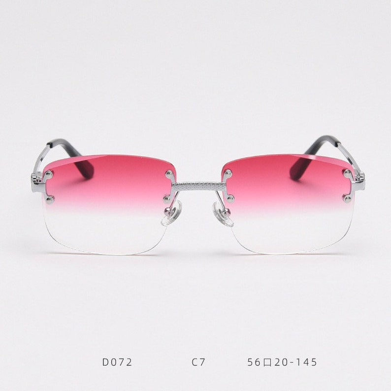 Puede incluir: Gafas de sol con montura plateada y lentes degradados de rosa a transparente. Las gafas tienen una etiqueta D072 C7 56□20-145.