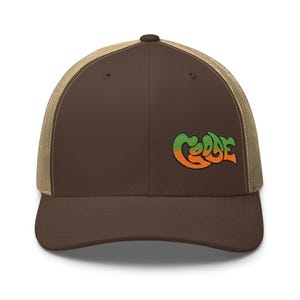 Könnte beinhalten: Eine braune Baseballkappe mit beigem Netzrücken und strukturiertem Vorderteil. Auf der Vorderseite befindet sich ein gesticktes Logo in Graffiti-Schriftart mit der Aufschrift GOOSE und einem Farbverlauf von Grün nach Orange.