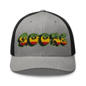 Puede incluir: Una gorra de camionero gris y negra con un gráfico bordado en verde, amarillo y rojo que dice "GOOSE".