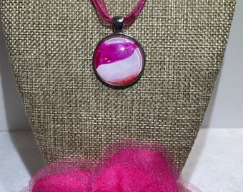 Fuchsia hanger, witte hanger, acrylverf pour, hanger ketting, uniek, acrylverf sieraden, handgemaakte ketting, cadeau