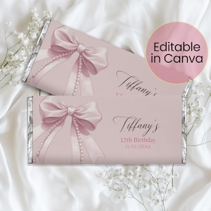 Könnte beinhalten: Zwei rosa Schokoriegelverpackungen mit Schleifen- und Perlendesign. Die Verpackungen tragen den Text "Tiffany's" und "17th Birthday" mit einem Datum. Ein rosa Kreis mit "Editable in Canva" befindet sich im Hintergrund.