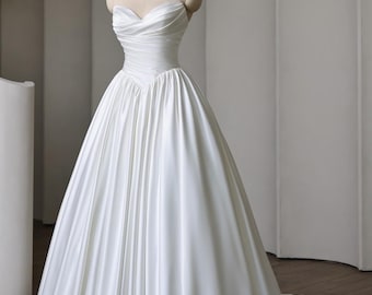 Vestido de novia de satén estilo princesa sin tirantes con escote corazón y corsé de diseño vasco.