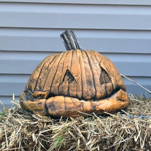 Decayed Smiley Pumpkin Prop