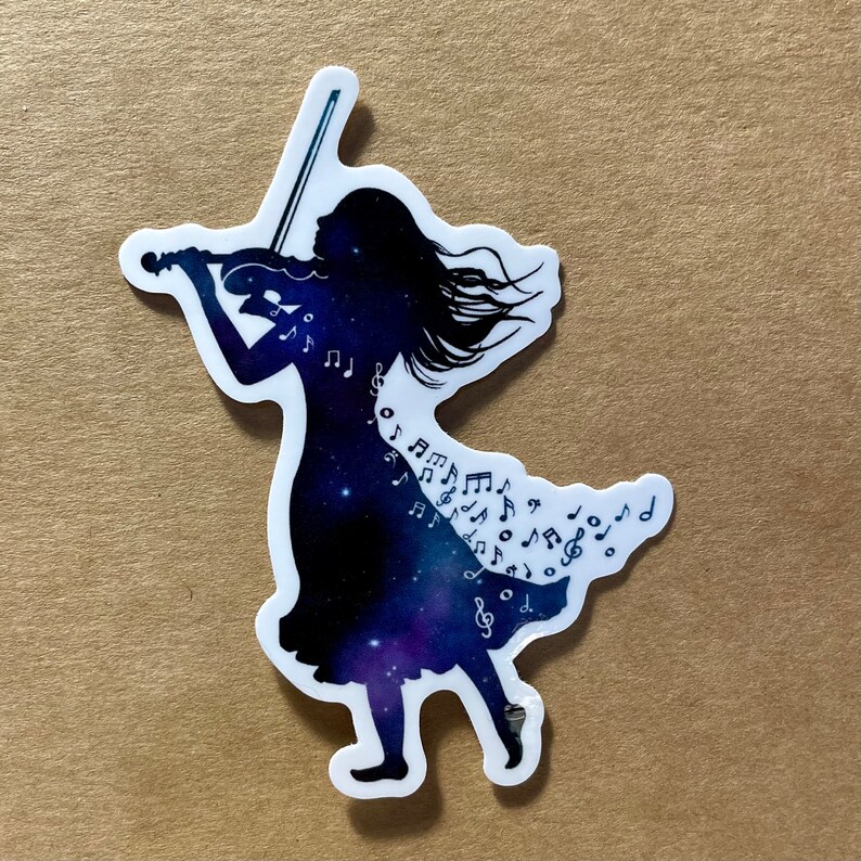 K&ouml;nnte beinhalten: Ein Aufkleber mit der Silhouette einer Person, die Geige spielt. Die Person besteht aus einer Galaxie mit Sternen und Noten. Die Noten str&ouml;men aus dem K&ouml;rper der Person.