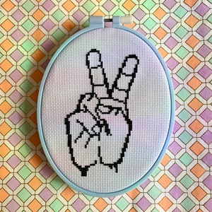 Letter V/vredesteken in Amerikaanse gebarentaal (ASL) - Cross Stitch patroon - PDF direct downloaden