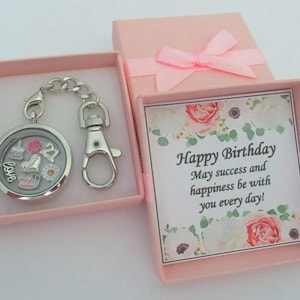 GEBURTSTAG Geschenk Floating Memory Locket Schlüsselanhänger 16.18.21.30.40.50.60.Geburtstagsgeschenke für Mutter Schwester Tochter Cousin Geschenke für sie