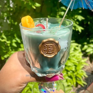 Blauwe Hawaiiaanse kaars – tropische cocktailkaars Kokosnoot, ananas en mangogeur, wax fruit embeds, gelwas ijsblokjes, oceaanblauwe mocktail