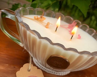 Candela con cristalli di zucchero rosa, salsiera vintage, cera di soia con fiori pressati