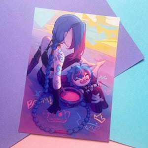 Puede incluir: Un personaje de pelo morado con tatuajes azules y un atuendo negro sostiene una poción rosa en un caldero. Un personaje azul con un atuendo rosa y azul está sentado a su lado. El fondo es un degradado morado y rosa con un cielo amarillo.