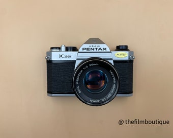 Pentax K1000 SLR Film Camera + SMC Pentax 55MM f2.0 (testé avec un film et un photomètre fonctionnel !)