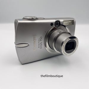 Canon IXUS 220 HS シルバー 本体と充電器付属 Canon IXUS 220 HS シルバー 本体と充電器付属