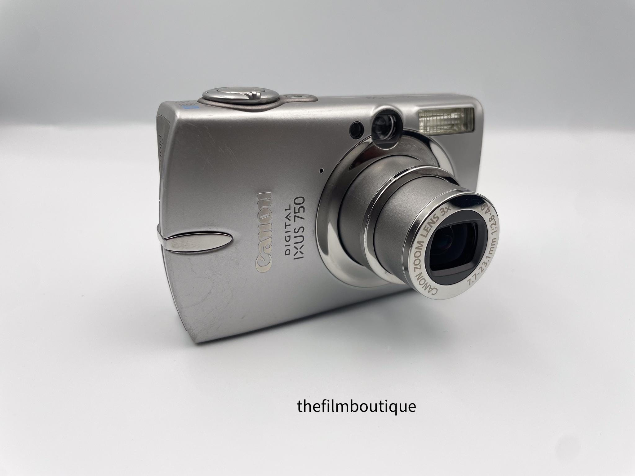 Canon IXUS 220 HS シルバー 本体と充電器付属 Canon IXUS 220 HS シルバー 本体と充電器付属