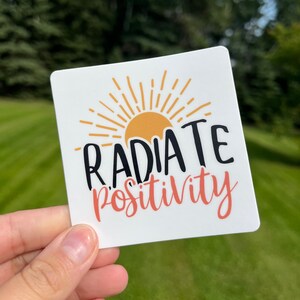 adesivo, positivo, irradia positività, positività, laptop, bottiglia d'acqua, sole, luce del sole, affermazione, buone vibrazioni, adesivi, arredamento, boho, carino