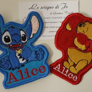 Può includere: Due toppe ricamate da stirare, una blu con un personaggio di Stitch e il nome "Alice" in rosso, l'altra rossa con un personaggio di Winnie the Pooh e il nome "Alice" in bianco.
