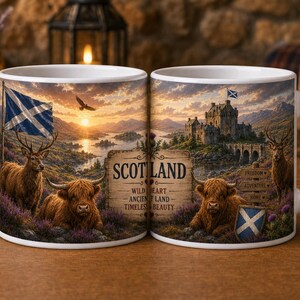 Puede incluir: Dos tazas de cerámica blanca con temática escocesa. Cada taza presenta un paisaje con un castillo, vacas de las Highlands, ciervos y la bandera escocesa. Las tazas tienen un diseño envolvente con la palabra "Escocia" en un letrero de madera.