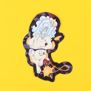 以下が含まれることがあります： 水色の巻き毛と青いハート型のペンダントが付いた漫画のキャラクターのステッカー。キャラクターは紫色のTバックを着用し、金の鎖につながれています。ステッカーは暗い幾何学模様のボーダーと黄色の背景を持っています。