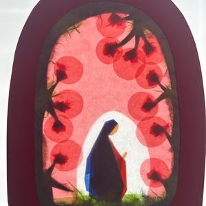 Può includere: Un'opera d'arte in carta ritagliata con una cornice ad arco rosso scuro. All'interno, una figura stilizzata in blu e rosso si staglia su uno sfondo ovale bianco. La scena è circondata da cerchi rossi e sagome scure di rami su un campo rosa.